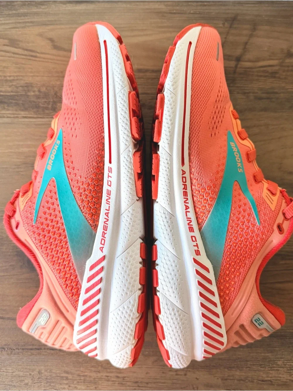 Brooks Womens Adrenaline GTS 22 Coral  LatigoBay Blue / White (Size: 9 Medium-B)